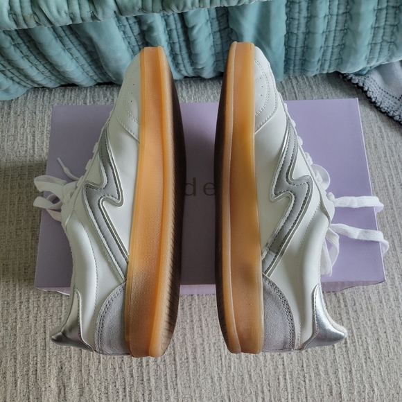 Low top sneakers worn a few times. Too big for me, fit like an 8 - Picture 2 of 4